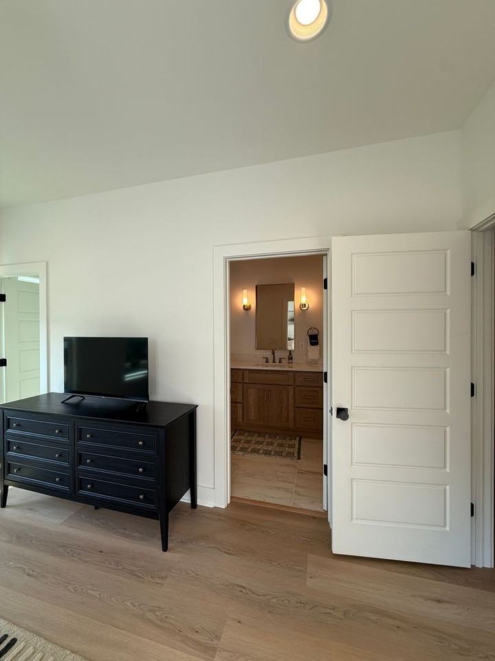 578 Pride Avenue - Photo 3 of 25