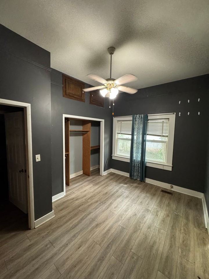 202 Church Avenue Southeast - Photo 4 of 26