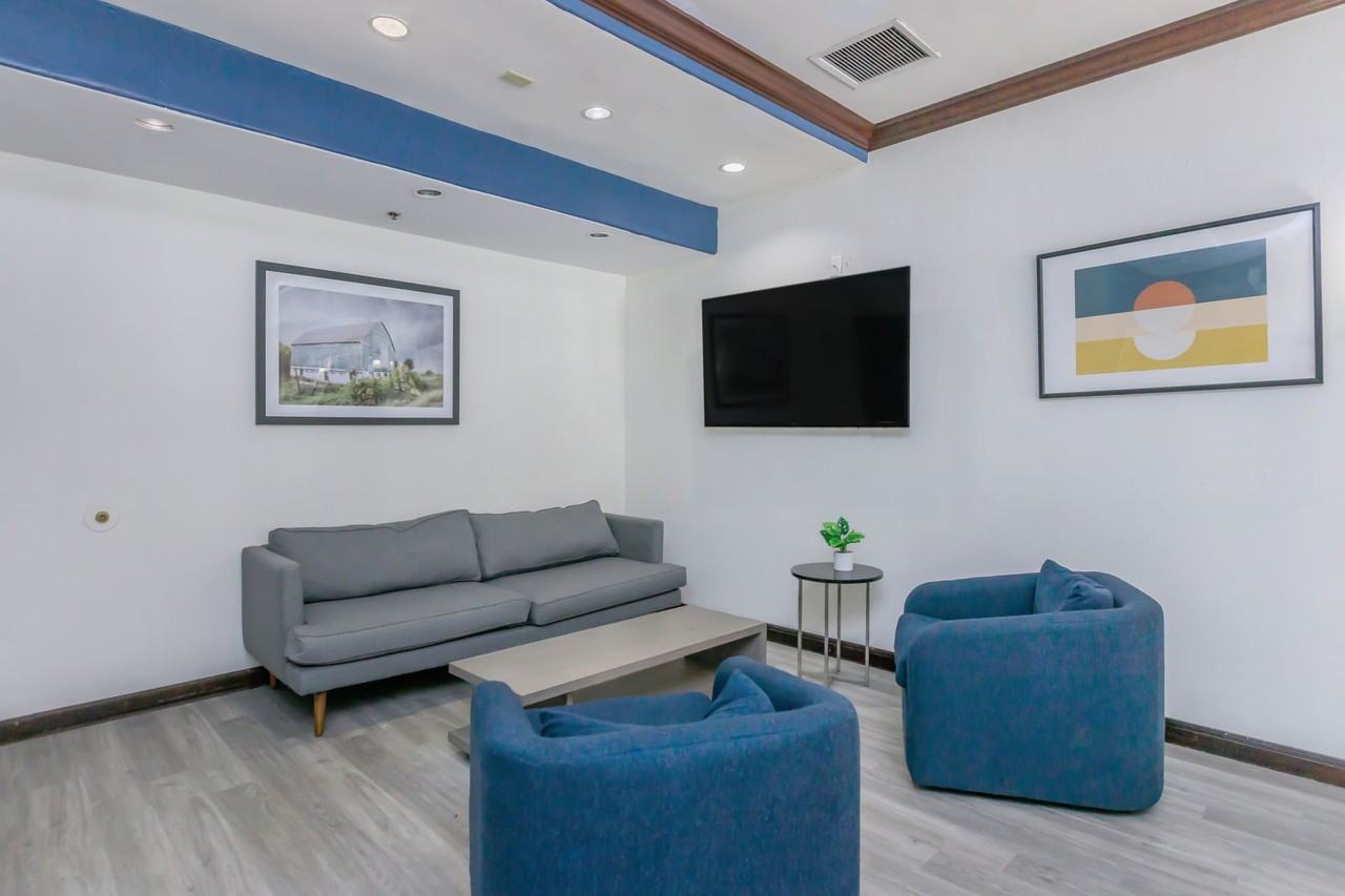 Flats at Vine Street - Photo 3 of 30