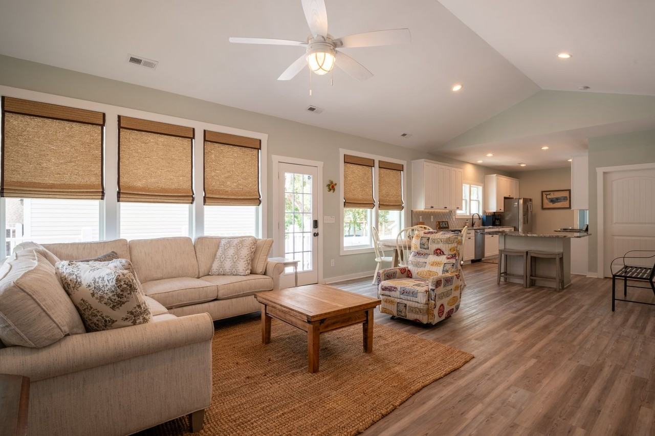 135 Sea Y'all @ 135 NW 9th St - Photo 3 of 24