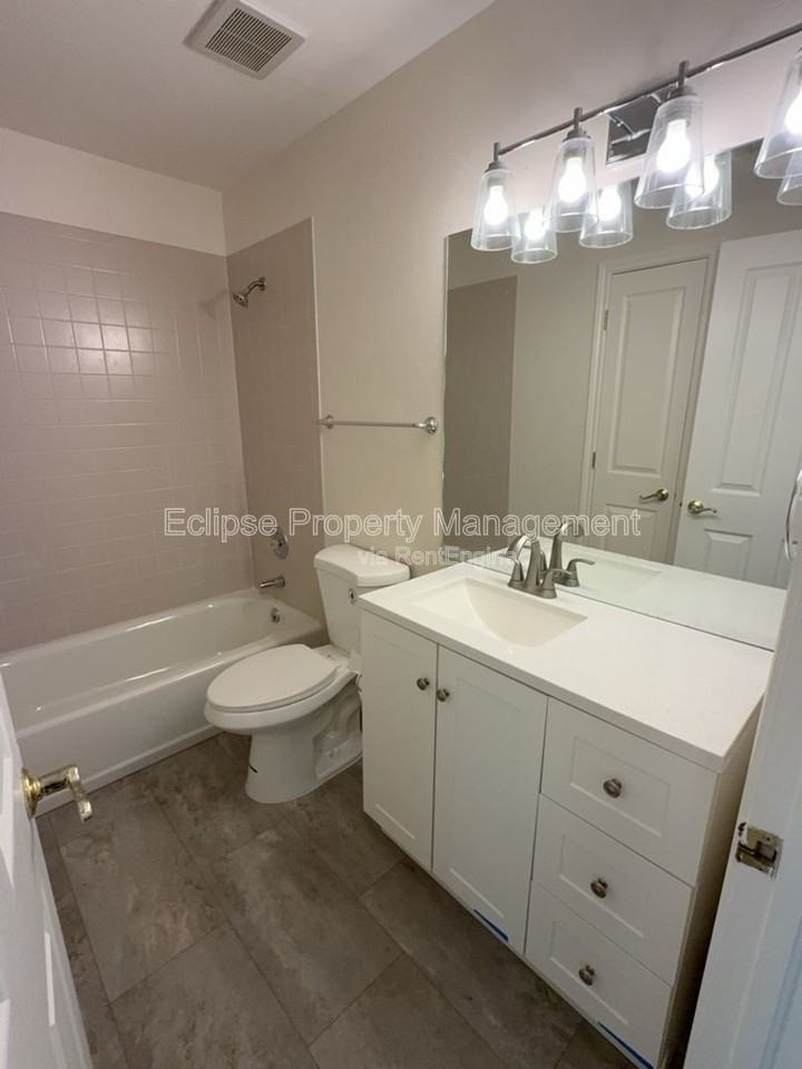 714 E Harbor Cir - Photo 5 of 48