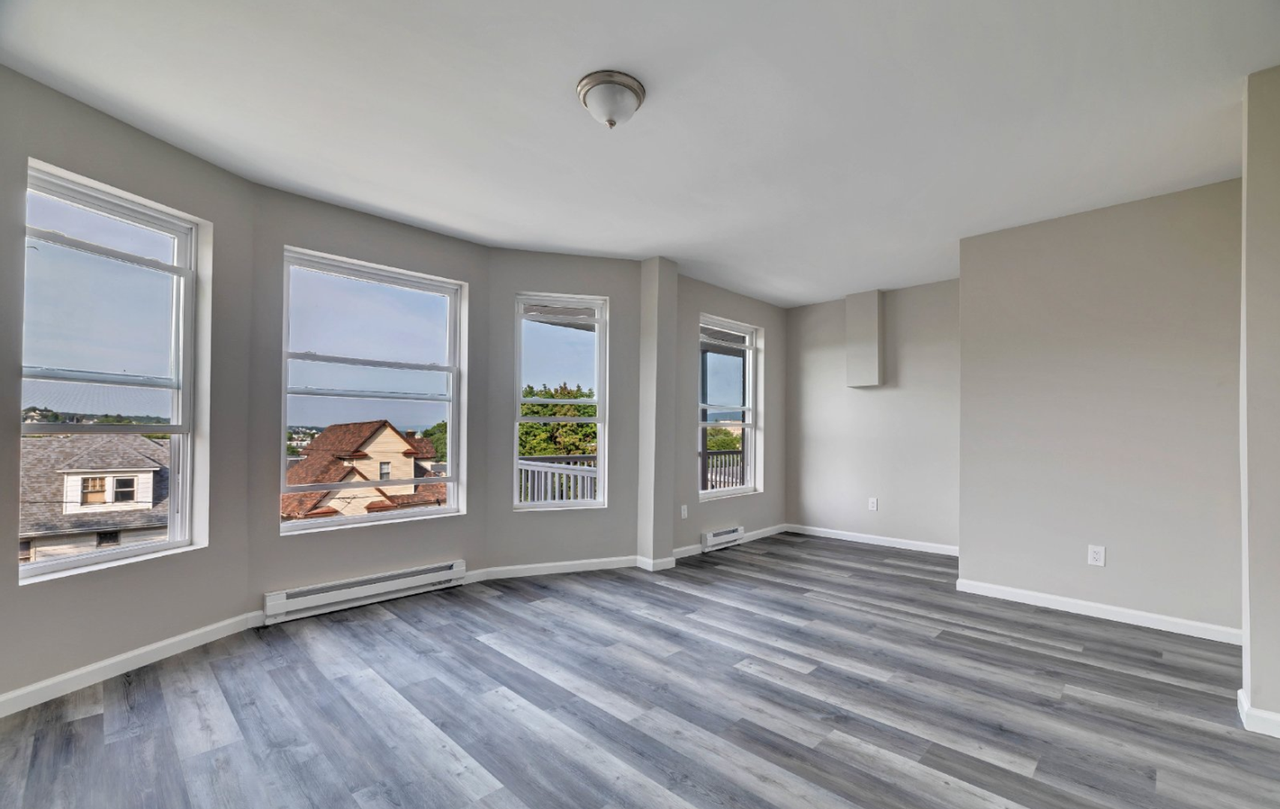 1513 Vine Street - Photo 4 of 19