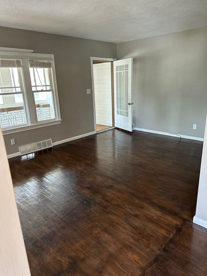 4402 Woodway Ave - Photo 4 of 11