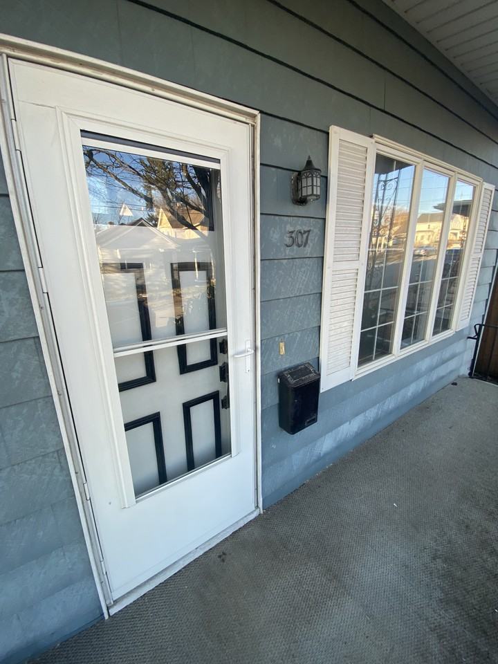 305 N Everett Ave - Photo 3 of 17