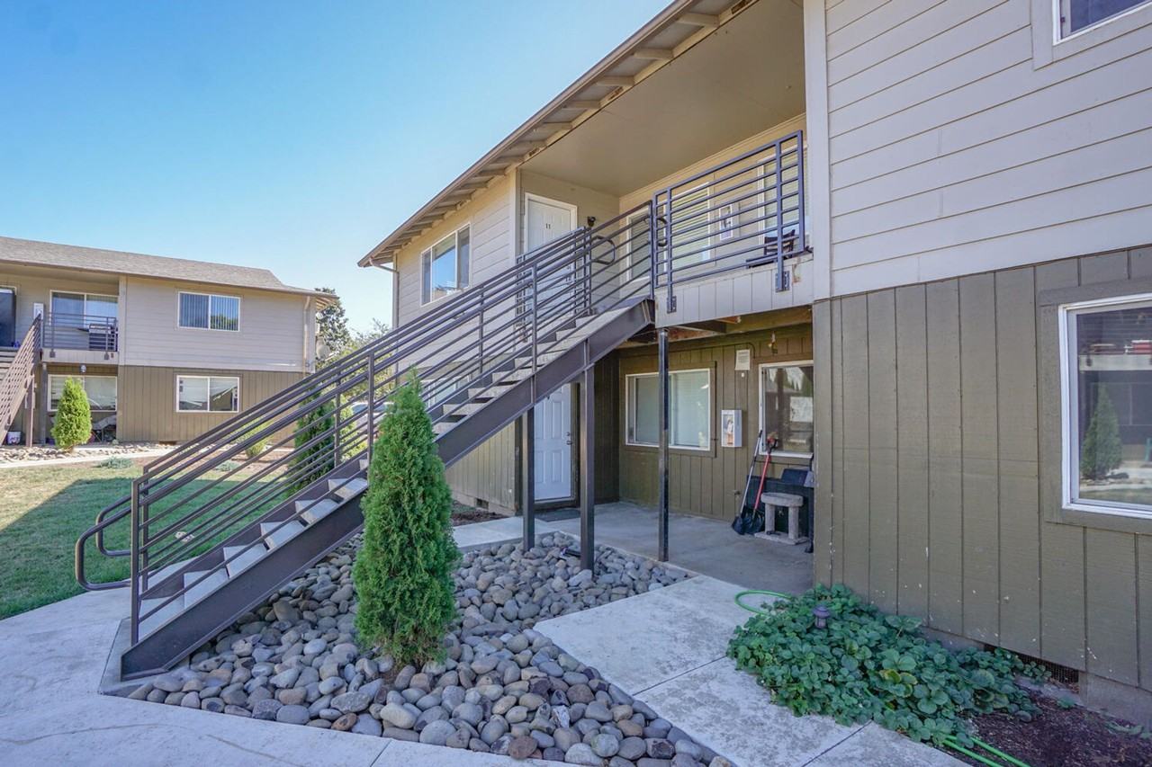 Broadway Apartments - Photo 3 of 12