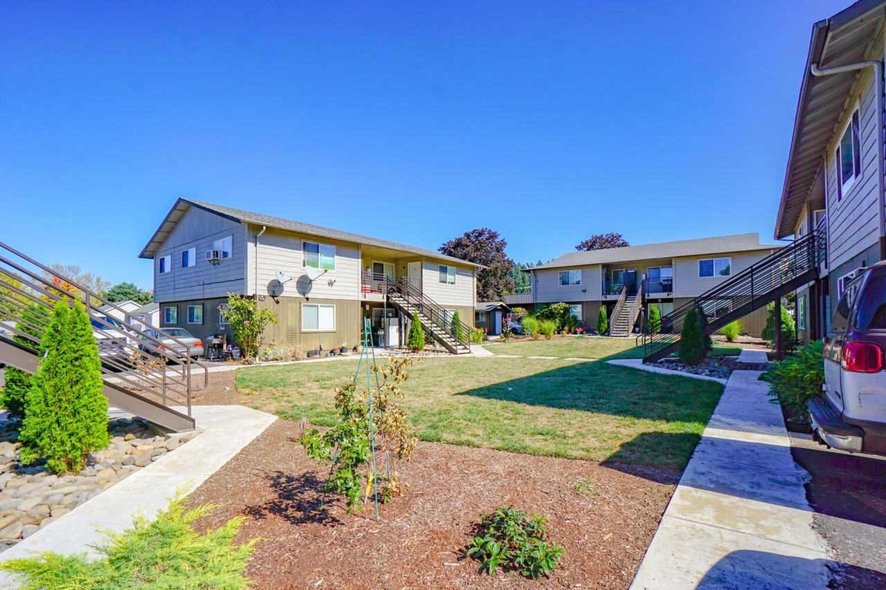 Broadway Apartments - Photo 4 of 12