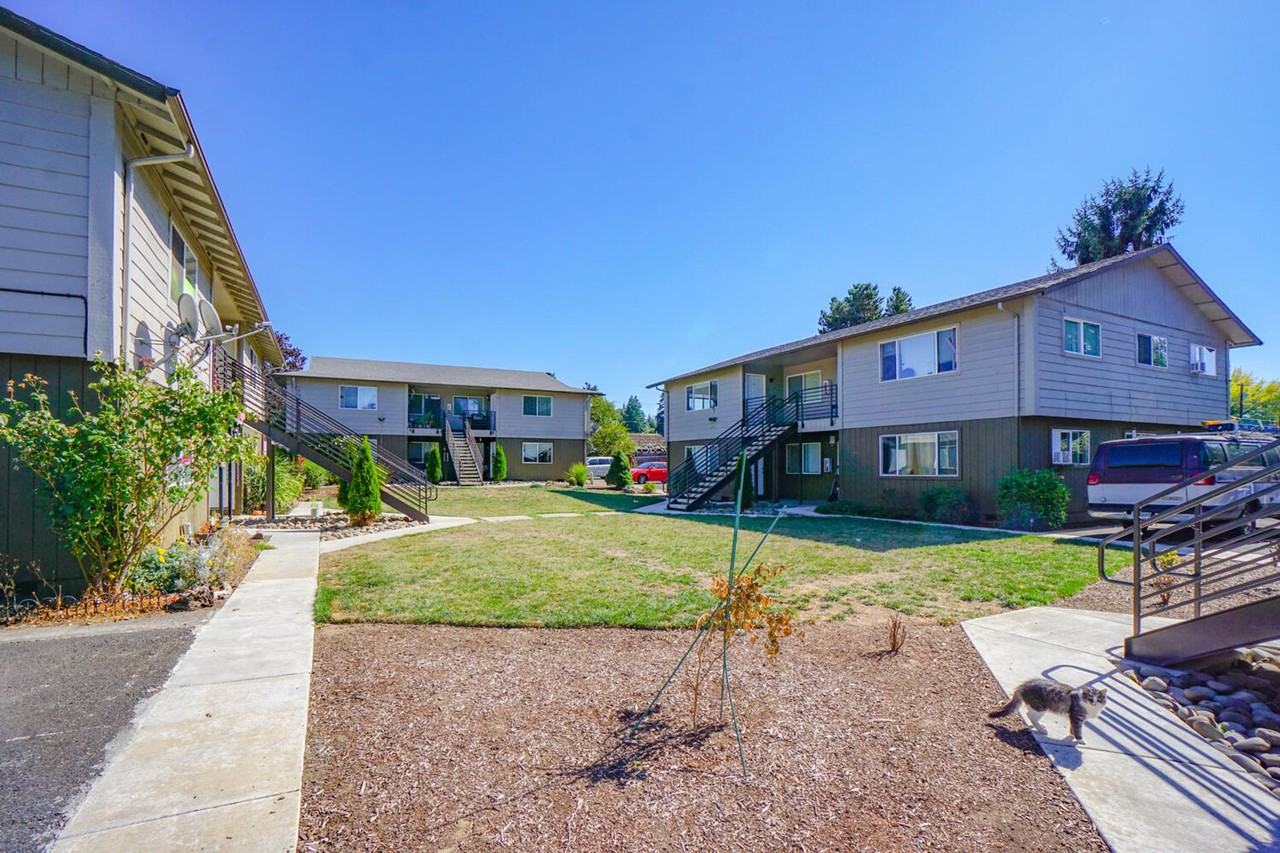 Broadway Apartments - Photo 5 of 12