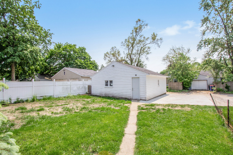 1024 Burton St Se - Photo 3 of 17