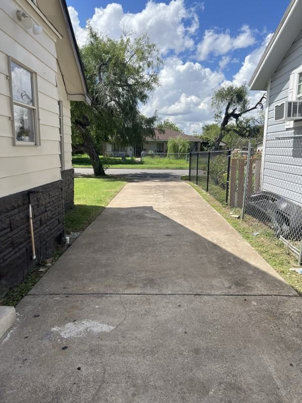 734 N Milam St - Photo 3 of 5