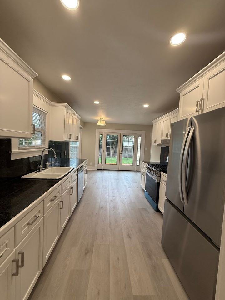 915 Howard St - Photo 5 of 17