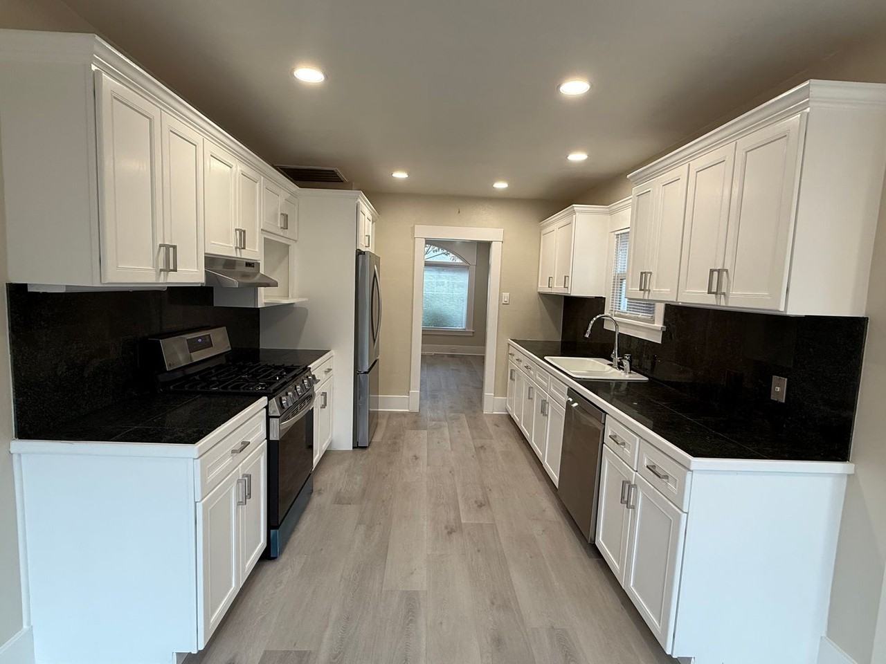 915 Howard St - Photo 6 of 17