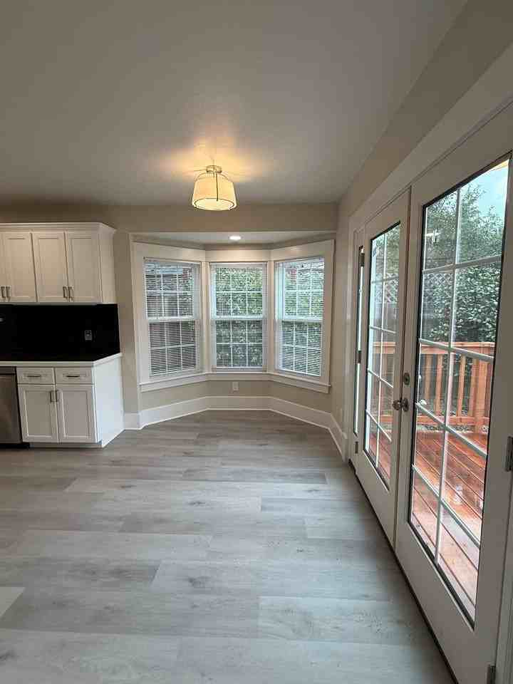 915 Howard St - Photo 7 of 17