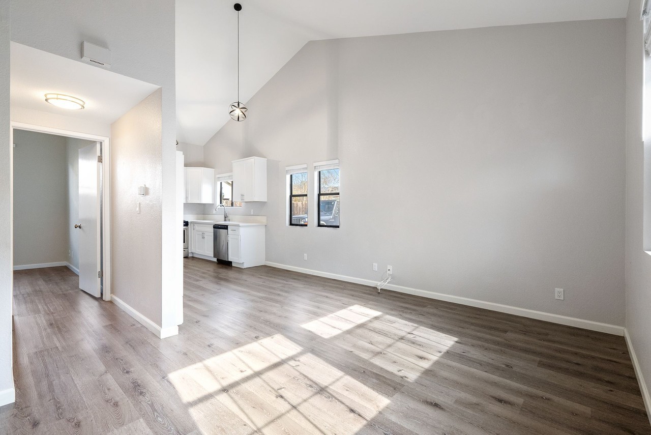 2043 Cypress - Photo 7 of 40