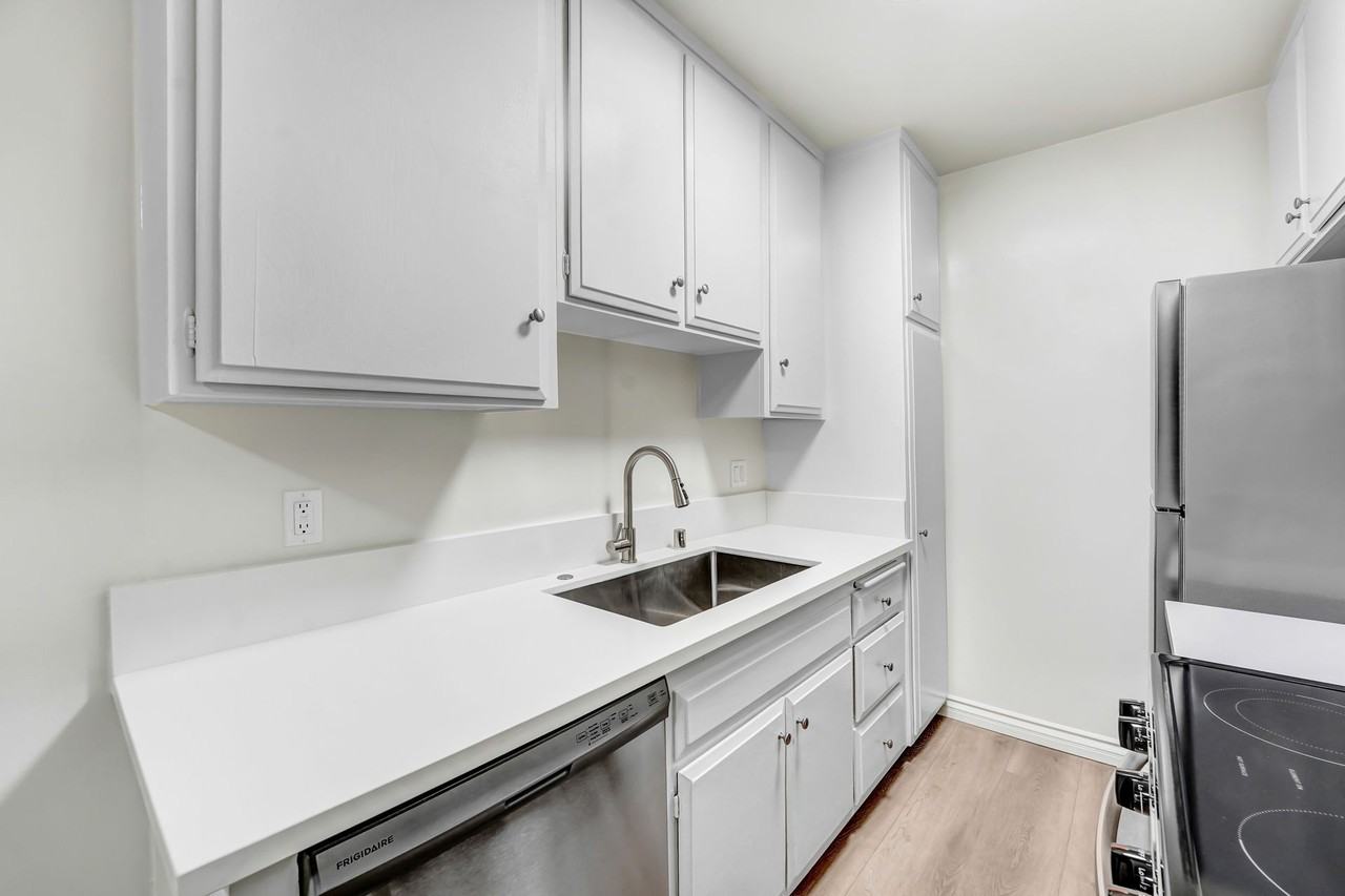 824 Maple St in Ocean Park neighborhood in Santa Monica!  Walk to Main St and the beach. - Photo 2 of 3