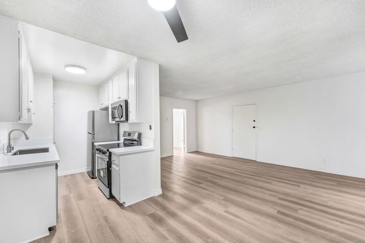 824 Maple St in Ocean Park neighborhood in Santa Monica!  Walk to Main St and the beach. - Photo 3 of 3