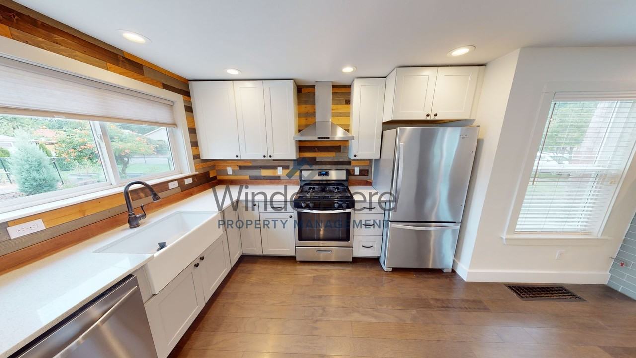 1346 Bonsella St - Photo 5 of 23