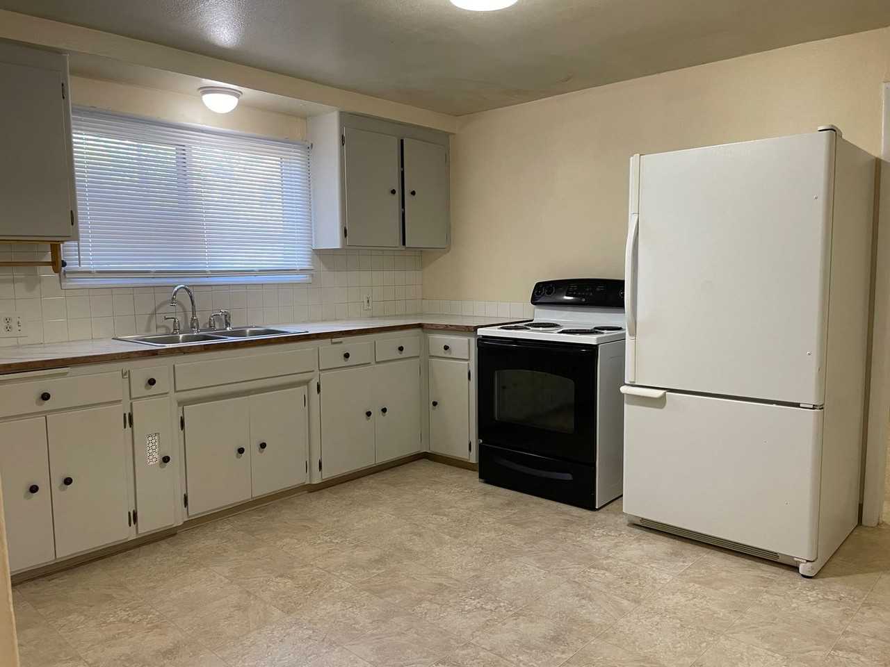 6127 N Colton St - Photo 3 of 7
