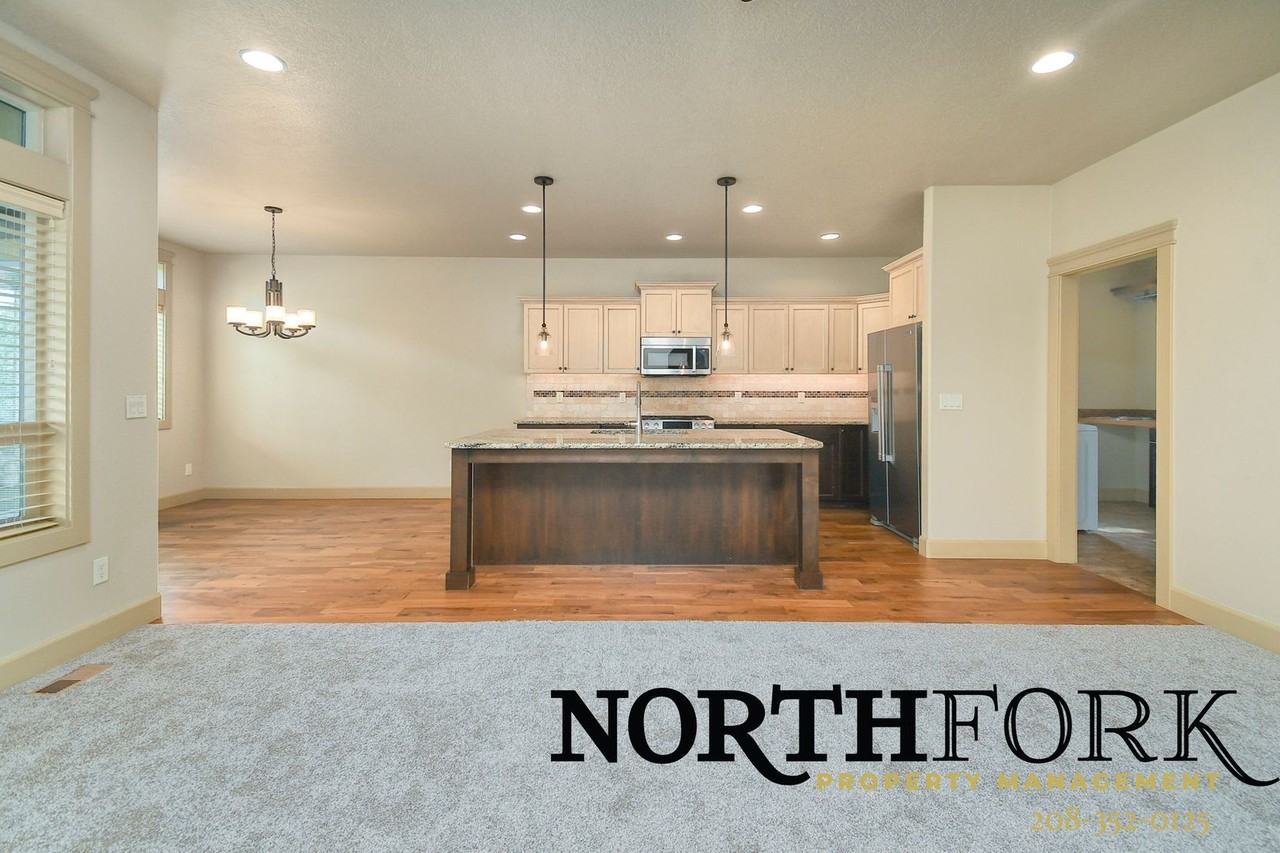 168 S Tresa Ave - Photo 3 of 13