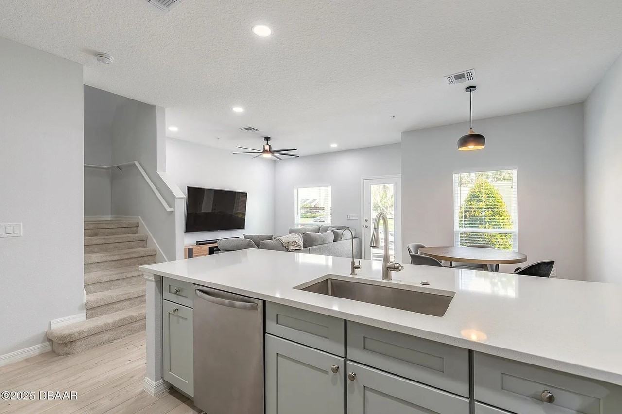 143 West Fulton Street - Photo 4 of 39