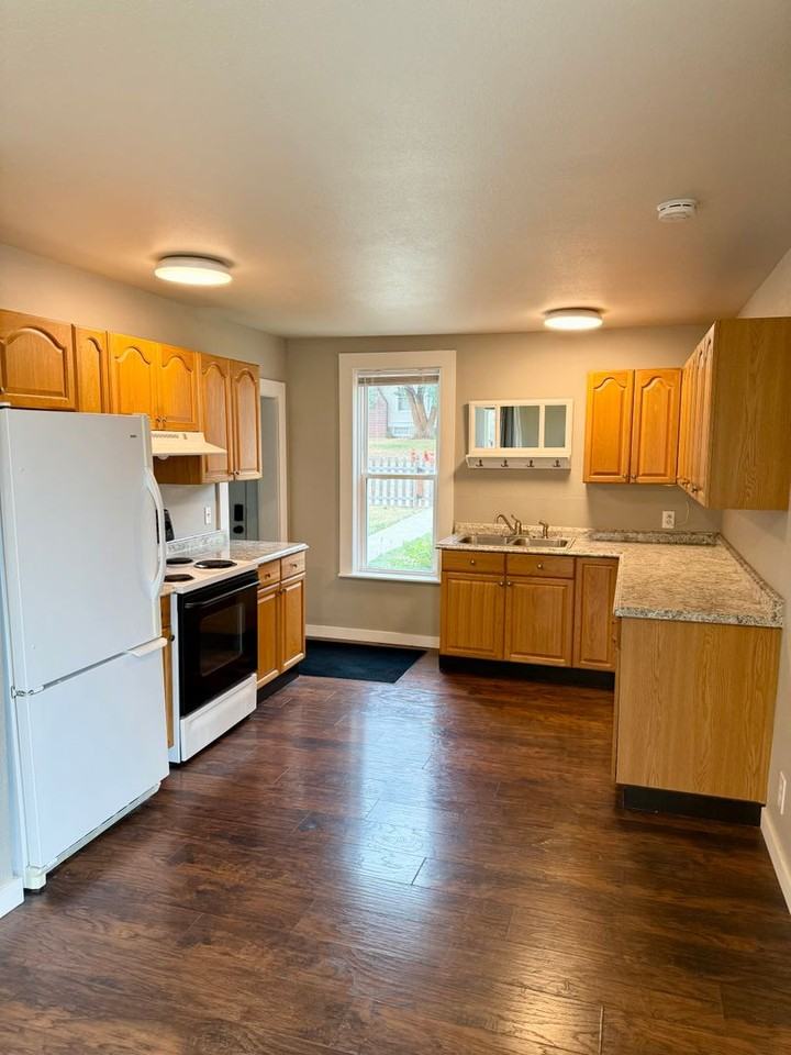 301 W 3rd St - Photo 3 of 19