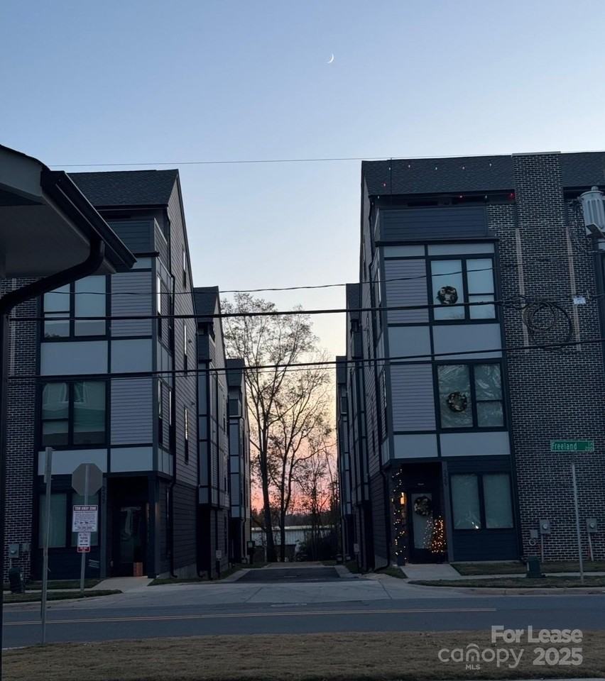 215 Freeland Ln - Photo 5 of 32