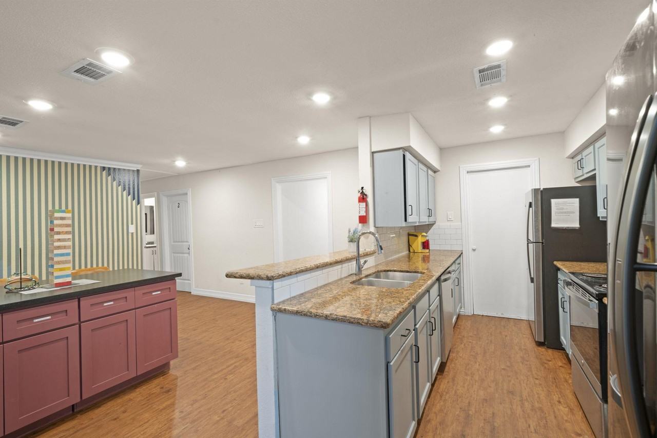 Hollybrook Ln - Photo 5 of 17