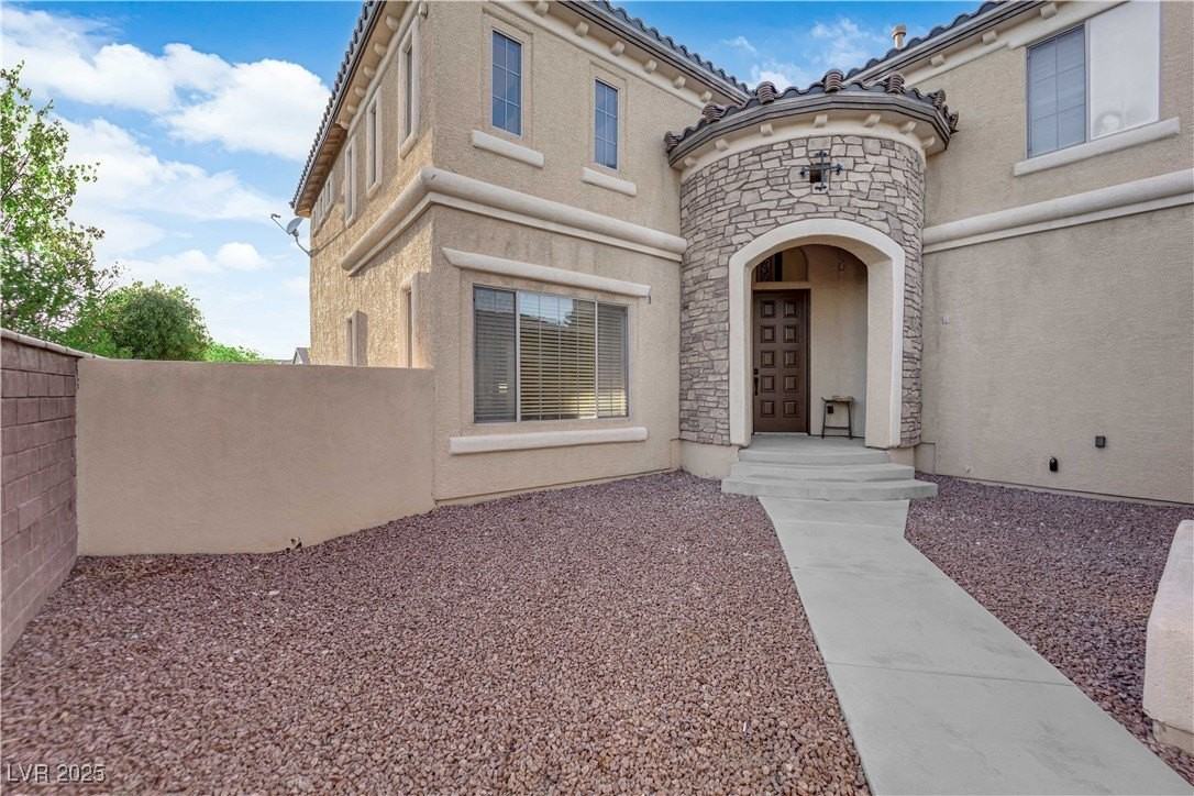 10057 Portula Valley St - Photo 3 of 50