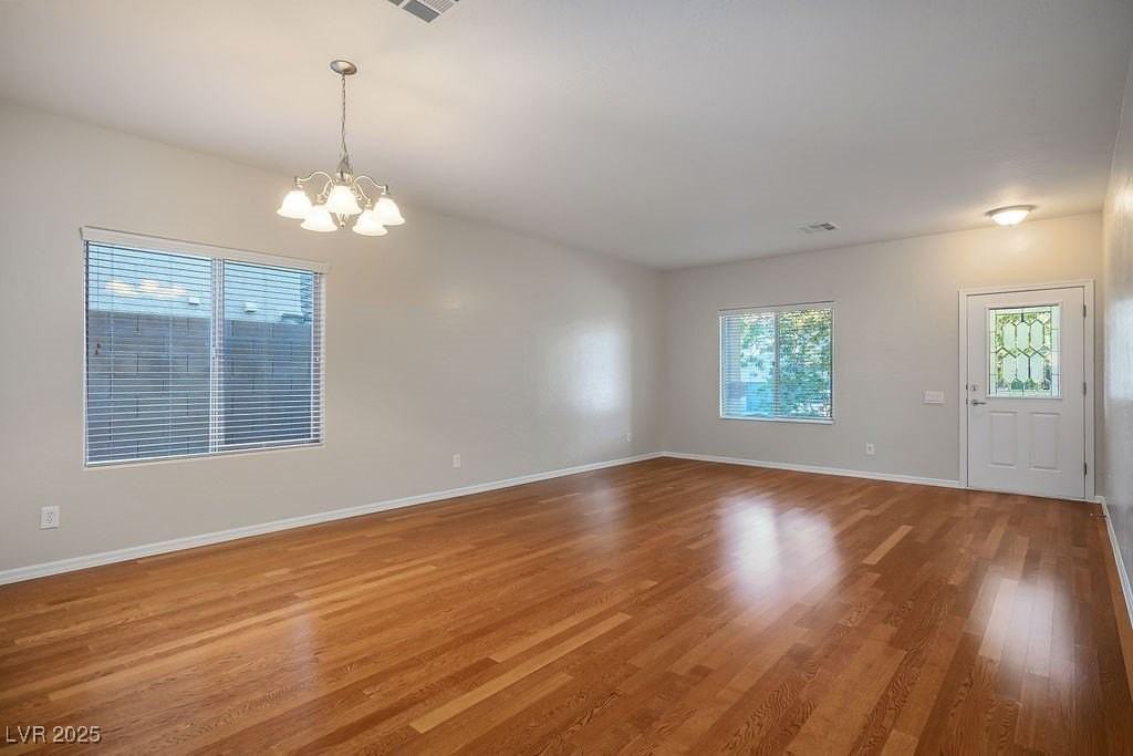 220 Dominican Ave - Photo 5 of 33