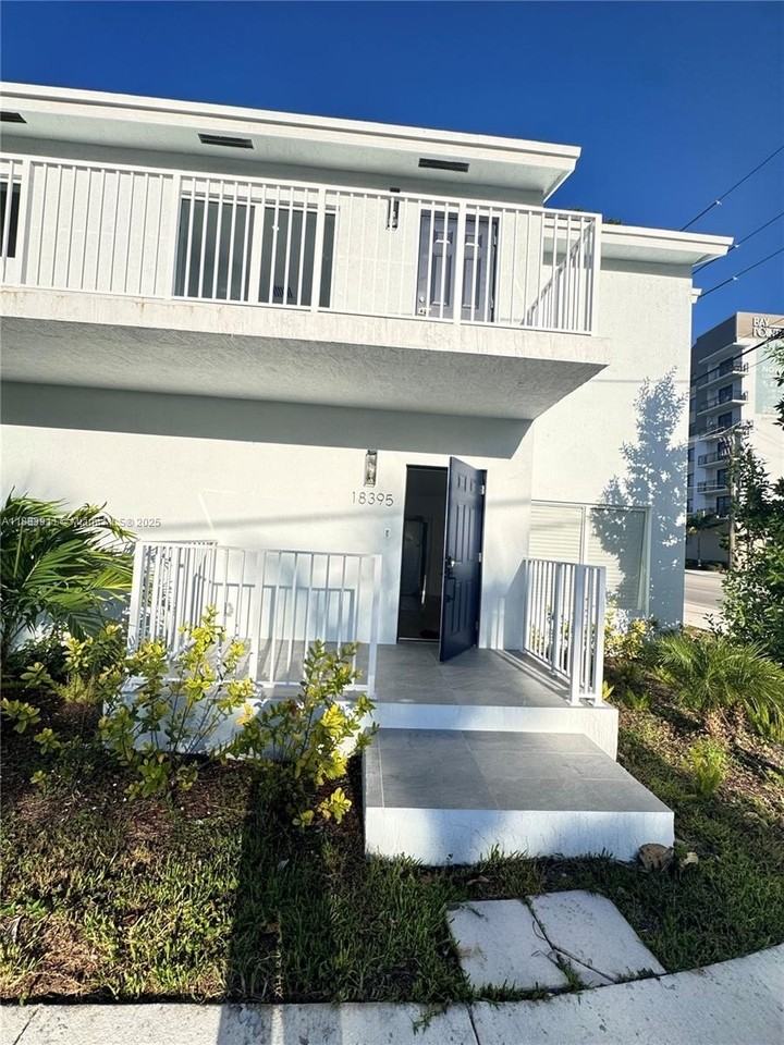 18395 Sw 103rd Ct #18395 - Photo 3 of 36