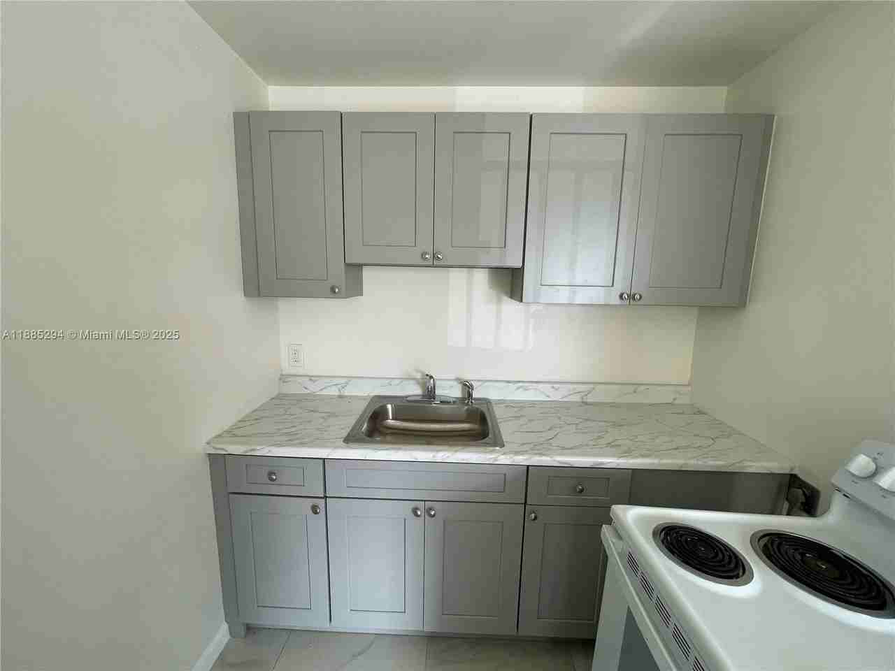 801 N H St #13 - Photo 3 of 10