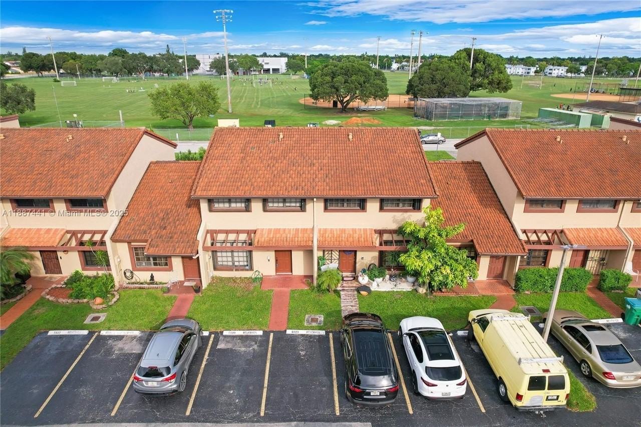 6023 Southwest 133rd Court - Photo 4 of 35