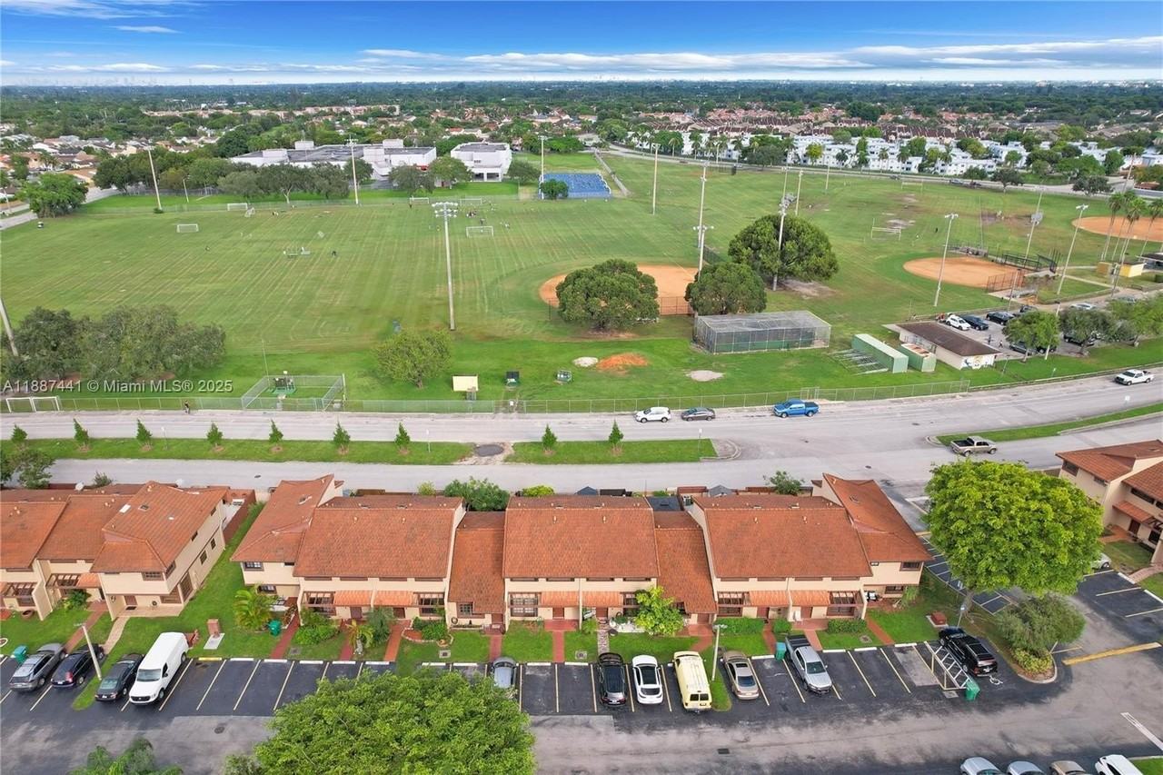 6023 Southwest 133rd Court - Photo 5 of 35