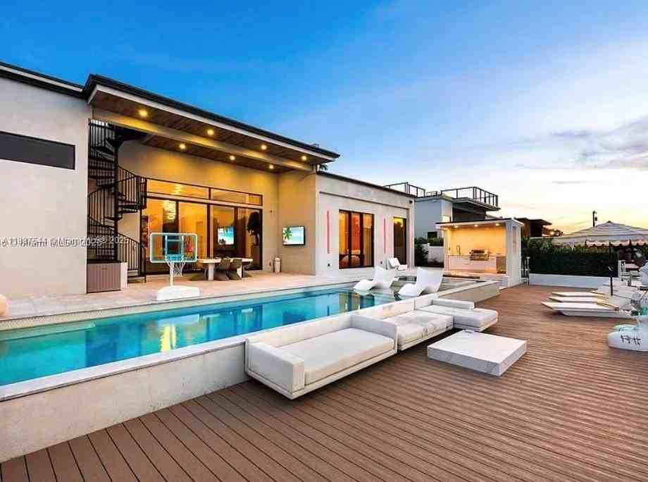 2225 Ne 19th St - Photo 2 of 50