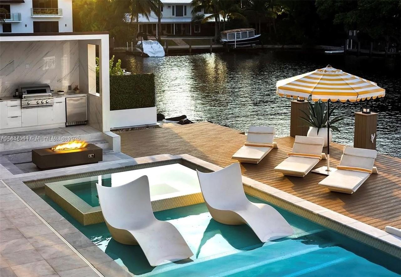 2225 Ne 19th St - Photo 3 of 50