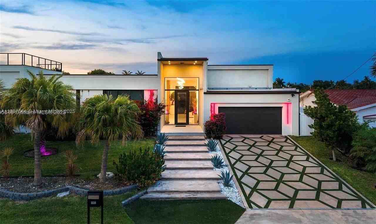 2225 Ne 19th St - Photo 4 of 50