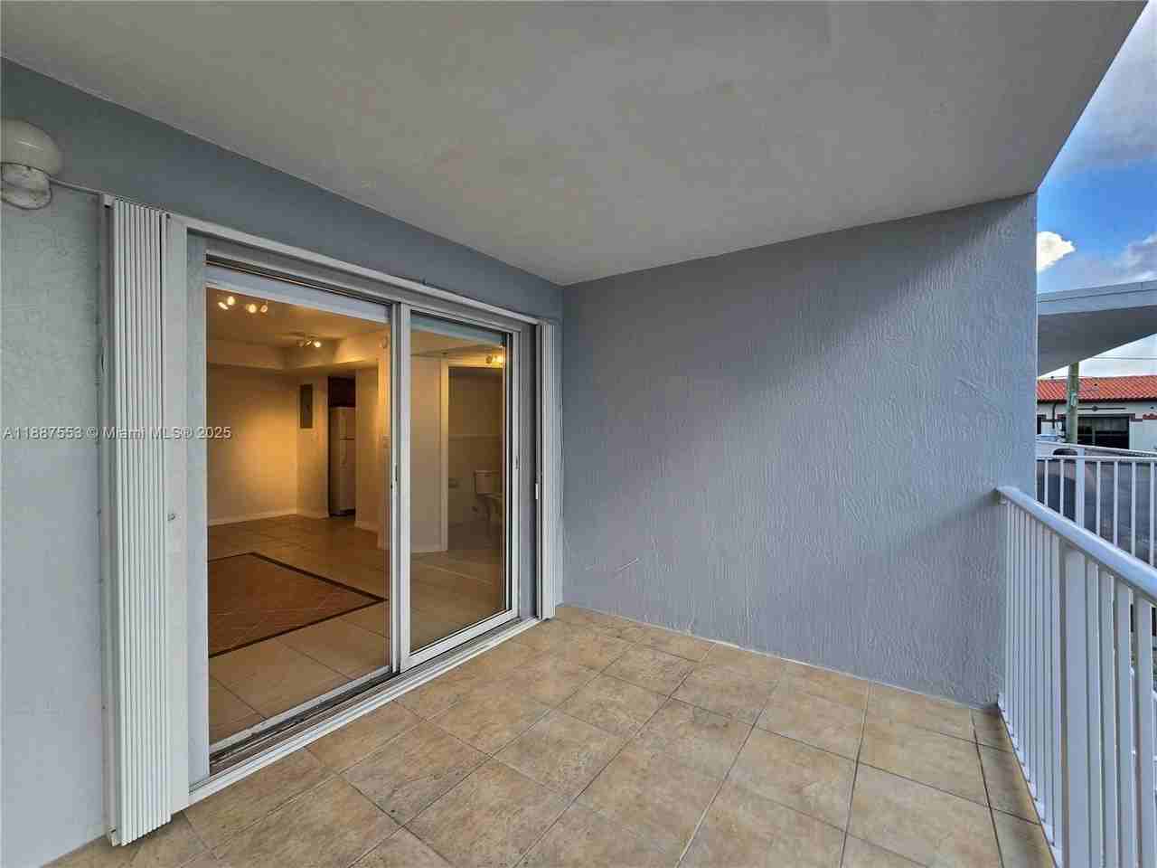 637 Sw 3rd St #404 - Photo 5 of 14