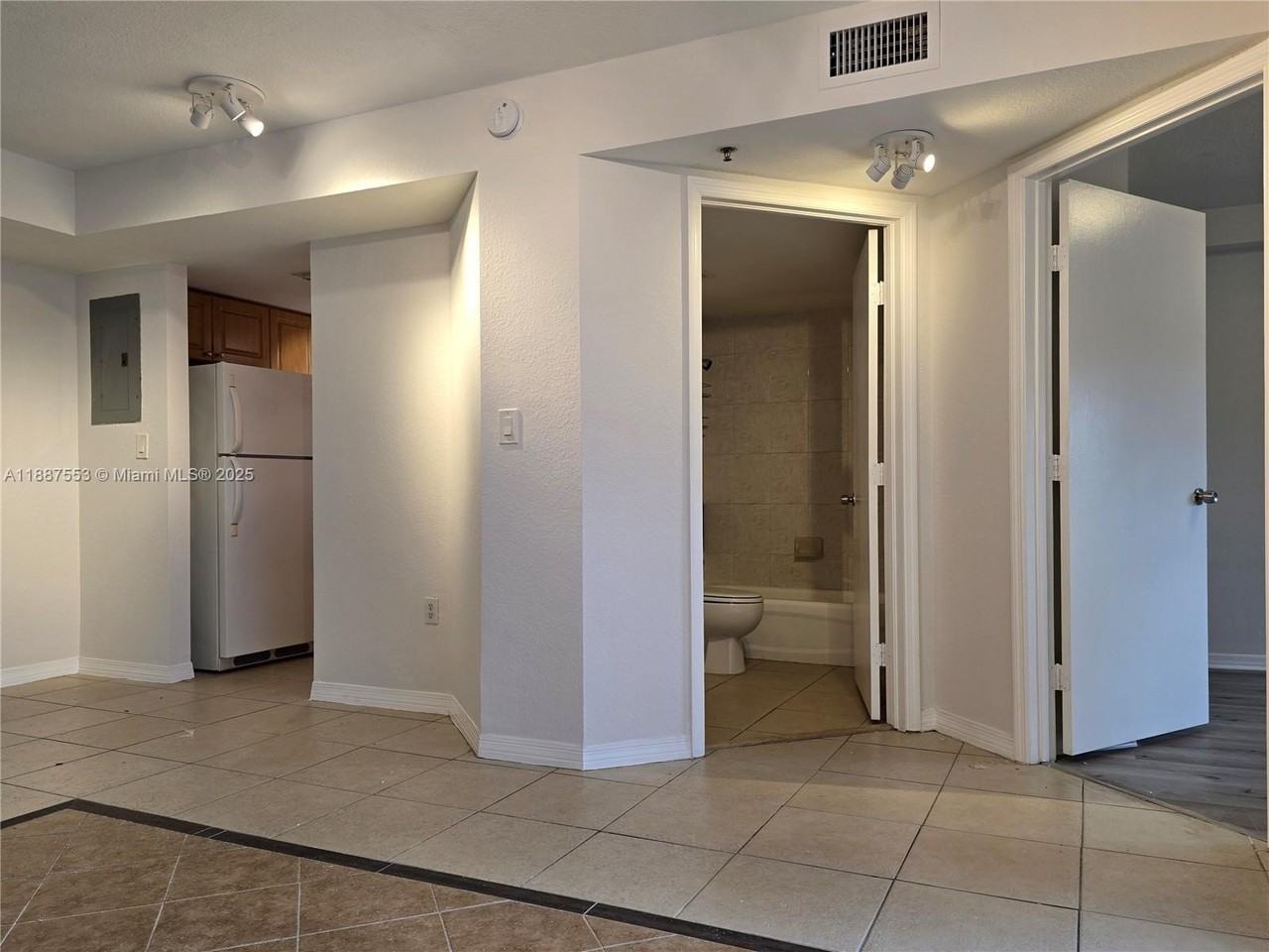 637 Sw 3rd St #404 - Photo 6 of 14