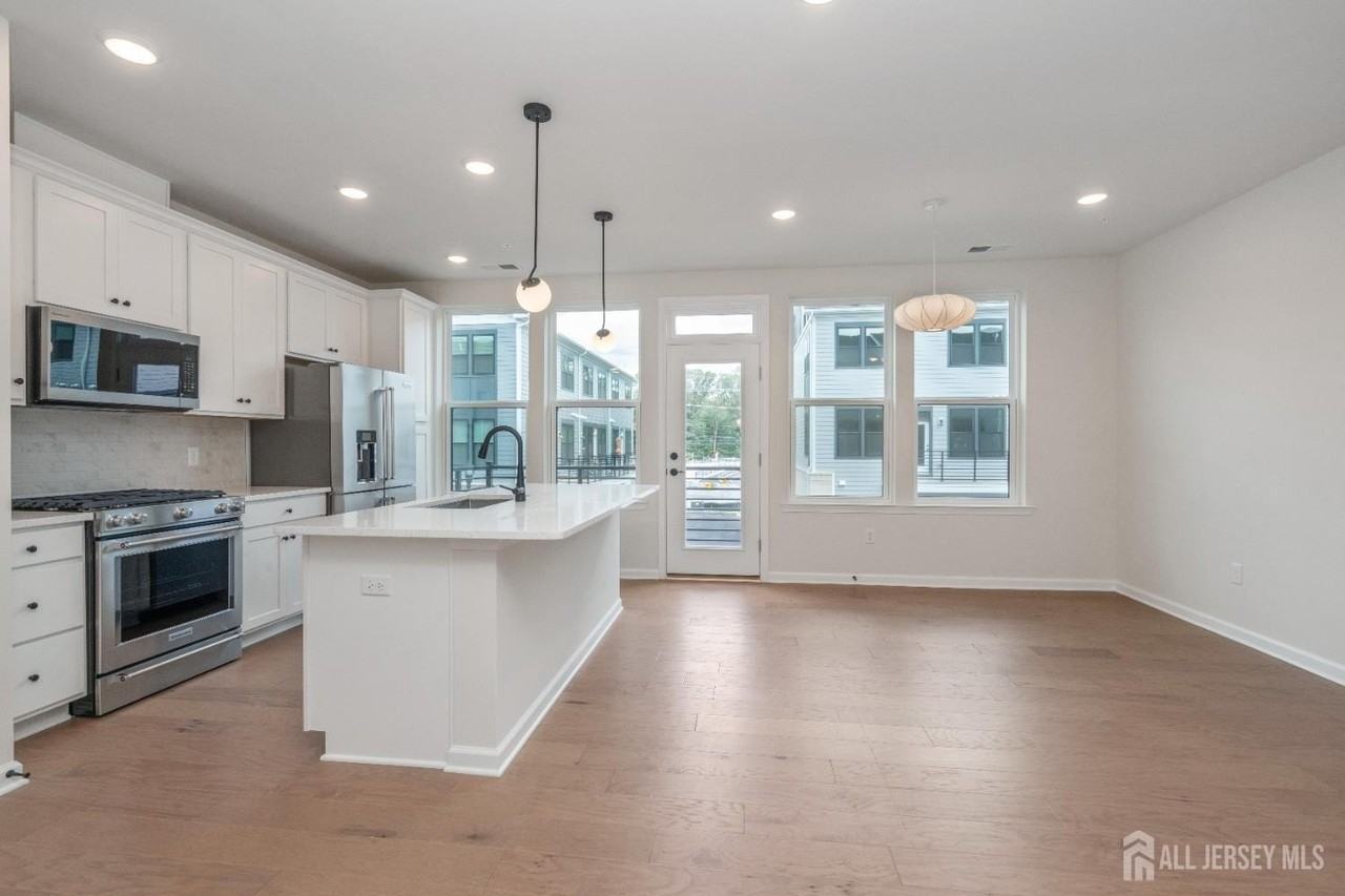 620 Sadie Cir - Photo 3 of 32