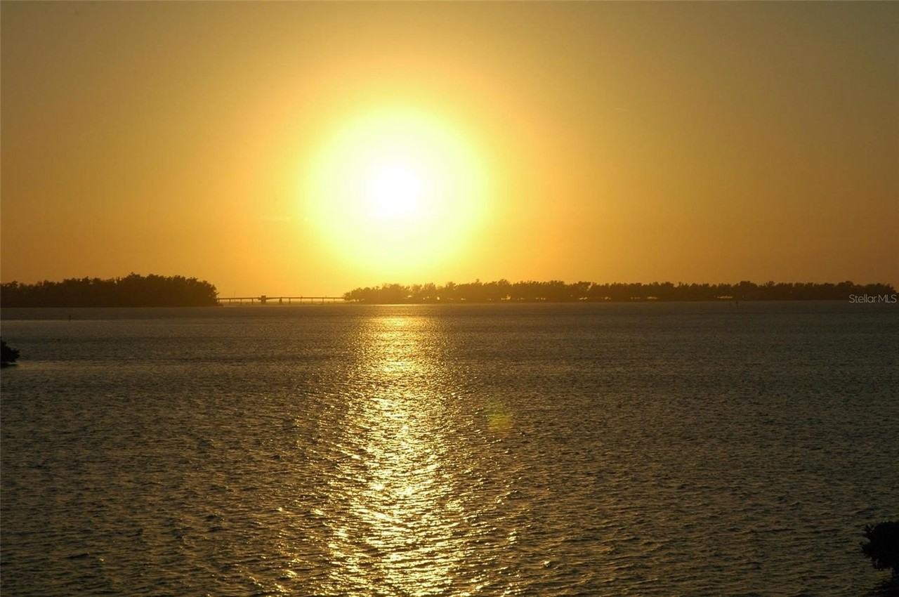 4765 Independence Dr - Photo 4 of 38