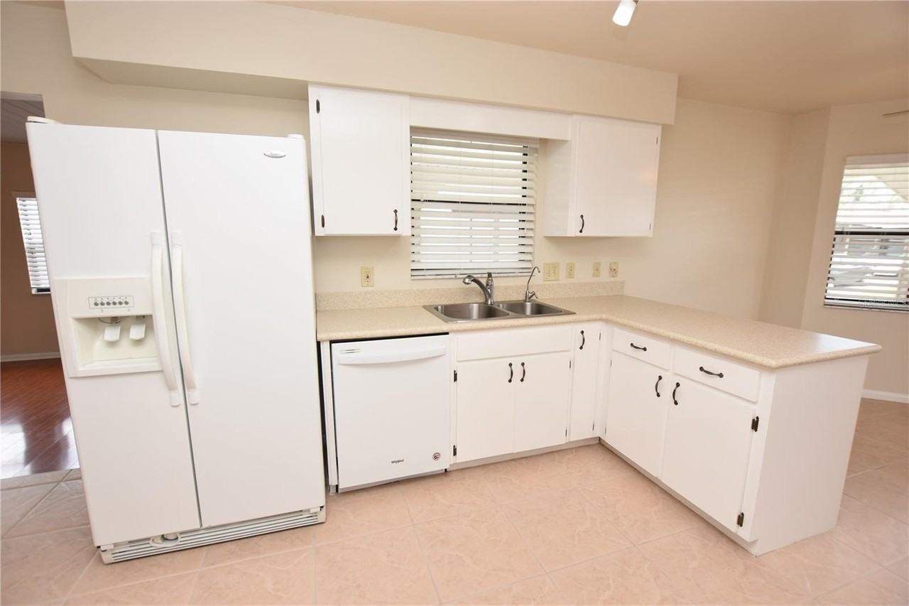 2210 Harbor Town Ln - Photo 4 of 50