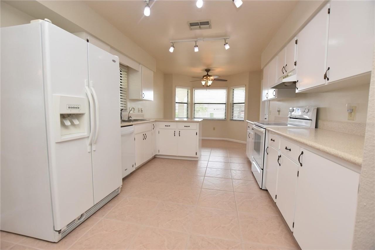 2210 Harbor Town Ln - Photo 6 of 50