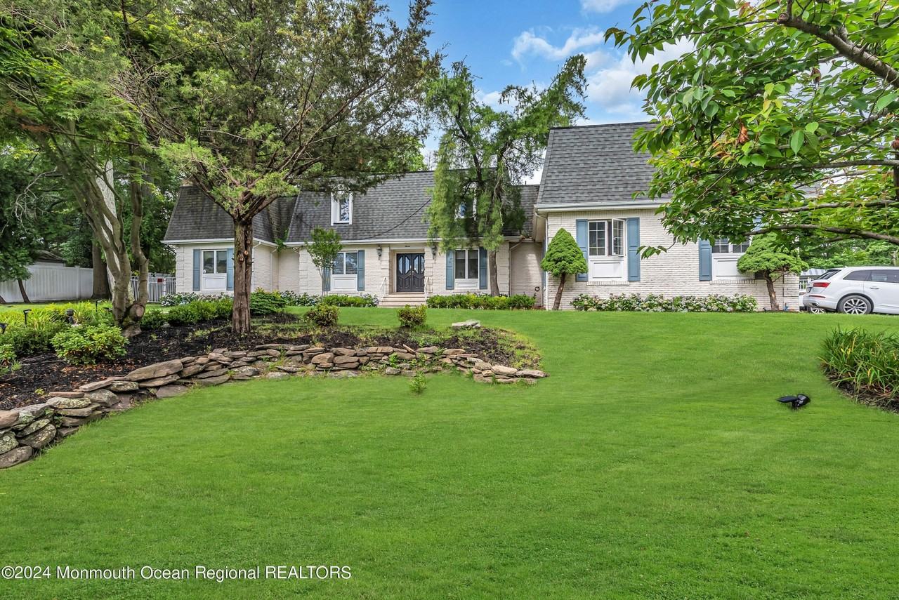 7 De Camp Ct - Photo 2 of 32