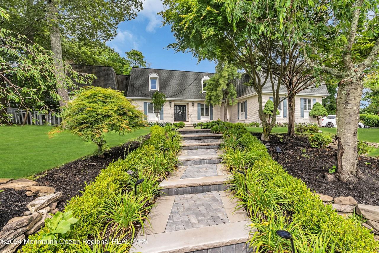 7 De Camp Ct - Photo 3 of 32