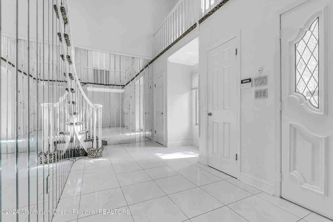 7 De Camp Ct - Photo 6 of 32