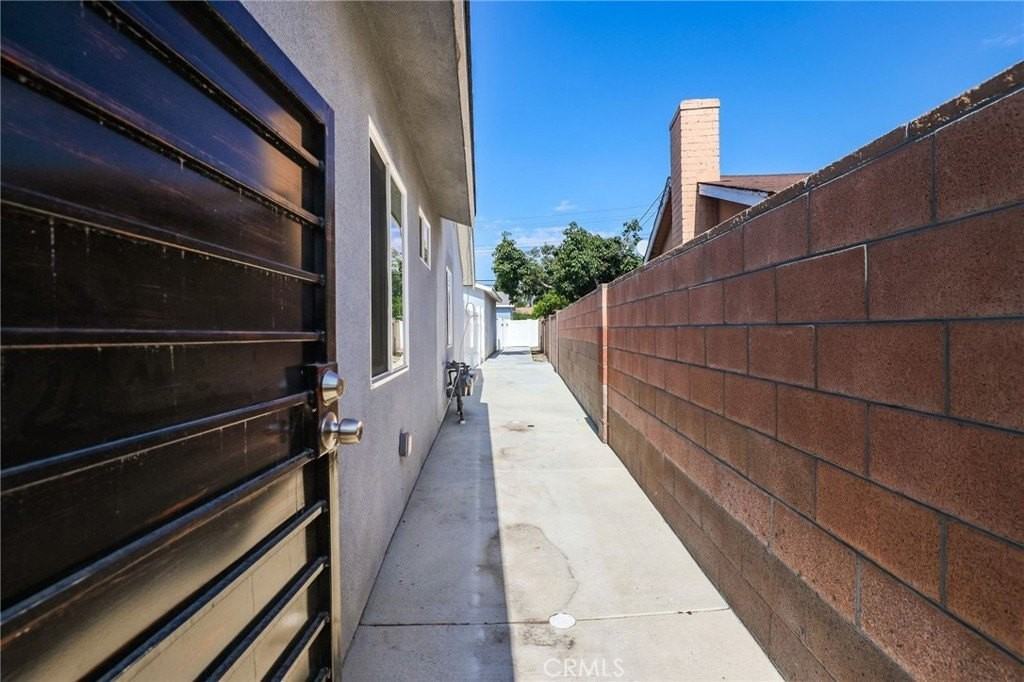 6635 Vanguard Avenue - Photo 5 of 21