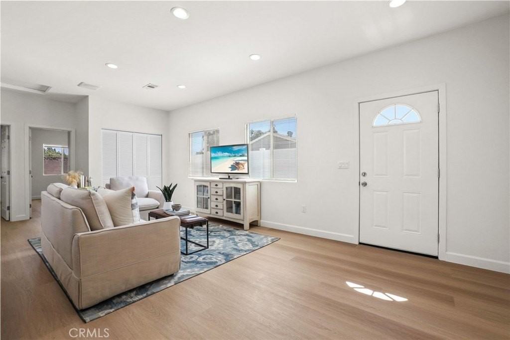 6635 Vanguard Avenue - Photo 6 of 21