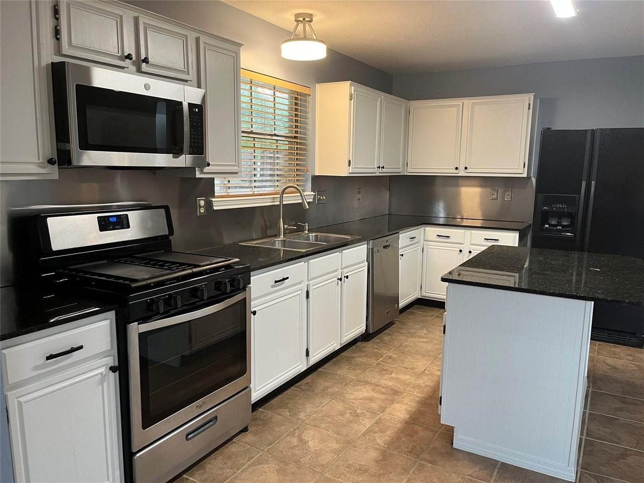 11302 Meadowchase Dr - Photo 3 of 23