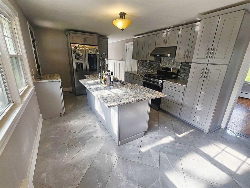 268 Green St - Photo 3 of 11