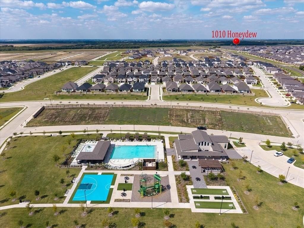 1010 Honeydew Ln - Photo 4 of 31