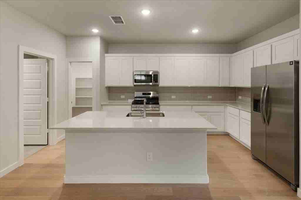 1010 Honeydew Ln - Photo 6 of 31